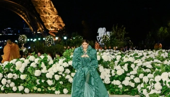 От кожи до нейлоновых платьев: Saint Laurent показал новую силу женственности