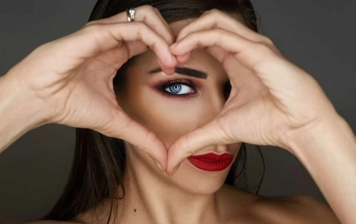 На глаз: патчи и кремы для тех, кто спит меньше семи часов