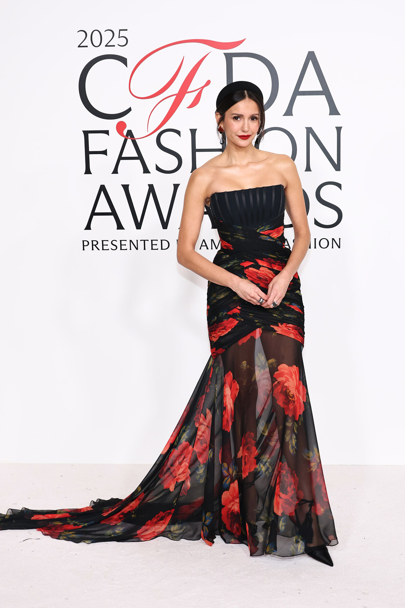 Нина Добрев в Carolina Herrera на CFDA Awards 2025