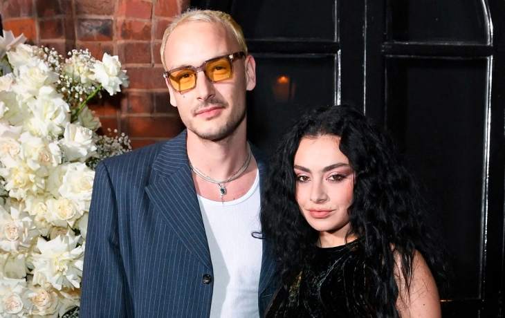 Charli XCX сыграла свадьбу с барабанщиком группы The 1975