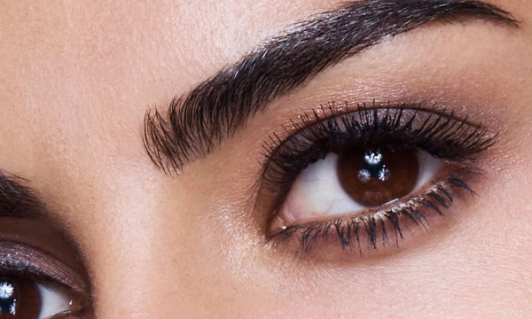 Осенняя загадка: как выполнить нюдовый макияж smoky eye с темным акцентом
