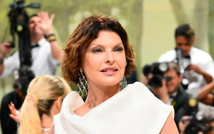 Снова сногсшибательна: Линда Евангелиста вернулась на Met Gala 2024 Снова сногсшибательна: Линда Евангелиста вернулась на Met Gala 2024