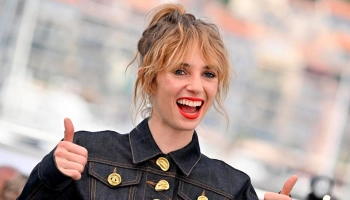 Вся в мать: звезда «Очень странных дел» Майя Хоук — новая звезда Бродвея Вся в мать: звезда «Очень странных дел» Майя Хоук — новая звезда Бродвея