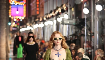 Перья, облегающие комбинезоны и драма: тенденции, которые мы увидим на красных дорожках в 2022 году Перья, облегающие комбинезоны и драма: тенденции, которые мы увидим на красных дорожках в 2022 году