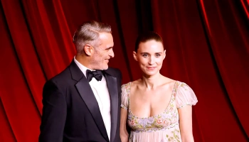 Хоакин Феникс помогает Руни Маре лучше выглядеть на красной дорожке