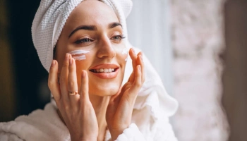 Средства с SPF на весну: как правильно наносить и смывать Средства с SPF на весну: как правильно наносить и смывать