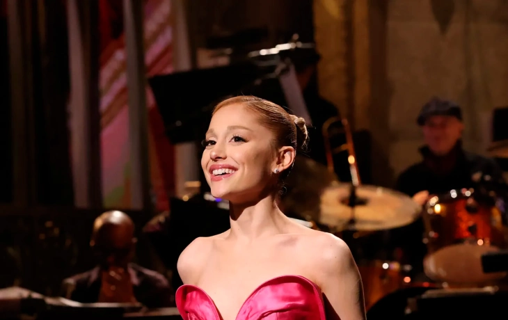 Ариана Гранде носит винтажный Mugler в статусе ведущей Saturday Night Live
