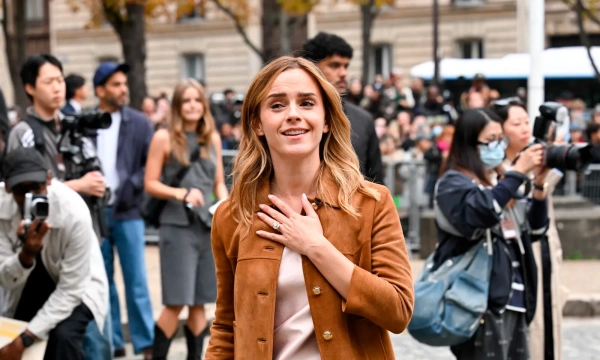 Эмма Уотсон продолжает выгуливать серию мини-платьев на Неделе моды