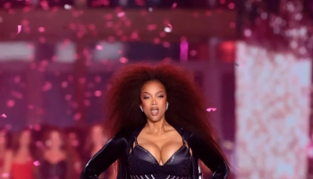 Тайра Бэнкс закрыла показ Victoria&#039;s Secret в ослепительном бюстгальтере и корсете