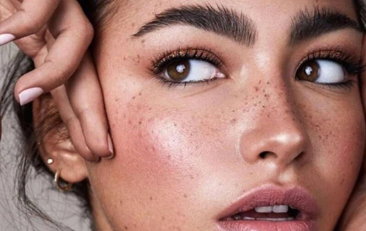 Антитренды в макияже и уходе за кожей: чего стоит избегать в 2025 году Антитренды в макияже и уходе за кожей: чего стоит избегать в 2025 году