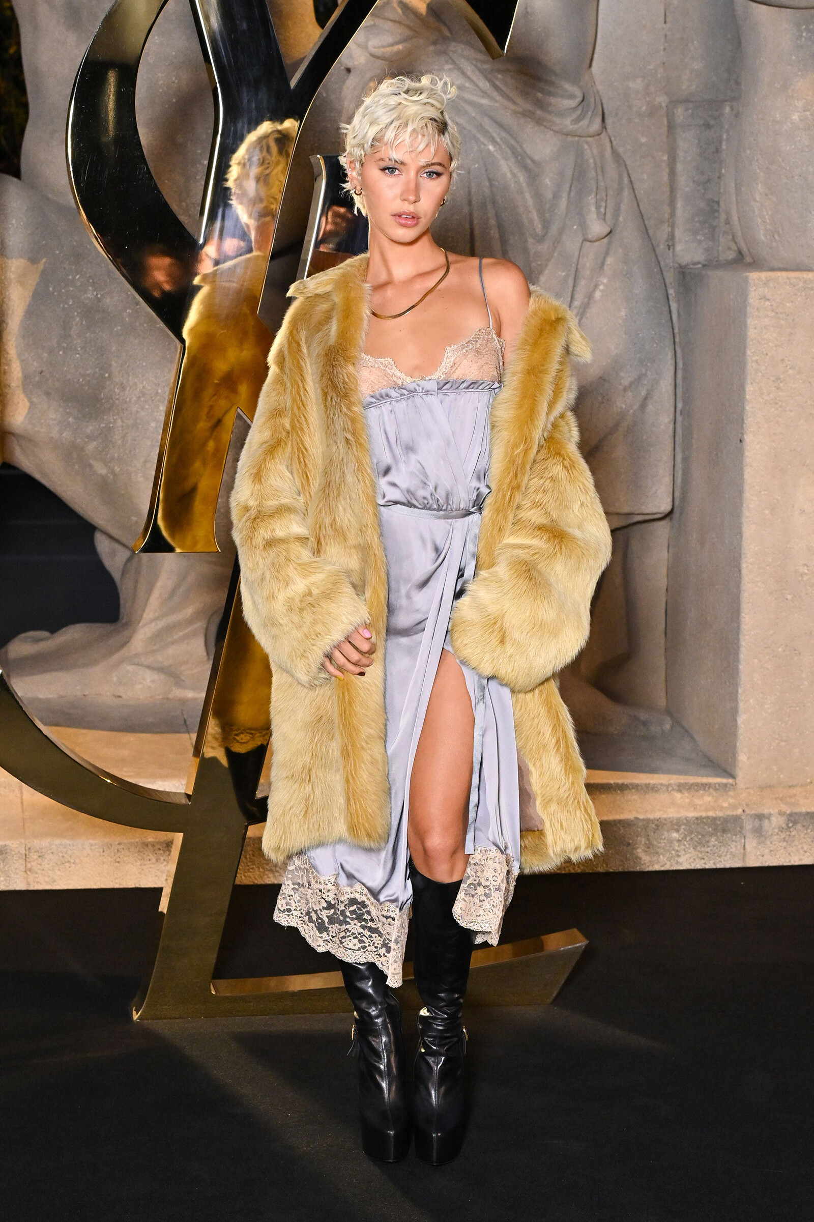 Айрис Лоу в Saint Laurent