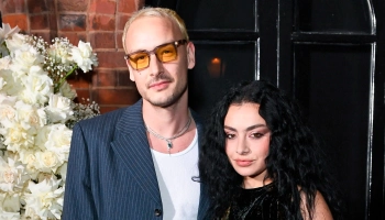 Charli XCX сыграла свадьбу с барабанщиком группы The 1975