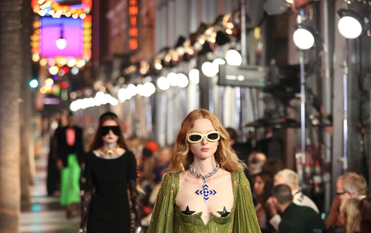 Перья, облегающие комбинезоны и драма: тенденции, которые мы увидим на красных дорожках в 2022 году