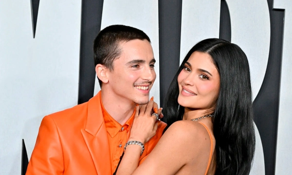 Мандариновая пара: Кайли Дженнер и Тимоти Шаламе вышли в свет в ярко-оранжевых образах Мандариновая пара: Кайли Дженнер и Тимоти Шаламе вышли в свет в ярко-оранжевых образах