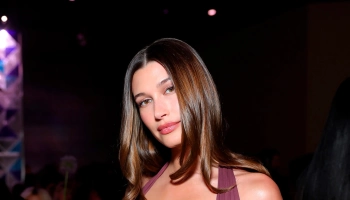 Хейли Бибер появилась в фиолетовом платье на церемонии Fashion Trust Awards Хейли Бибер появилась в фиолетовом платье на церемонии Fashion Trust Awards