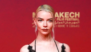 Аня Тейлор-Джой переосмыслила тренд на &laquo;голое&raquo; платье