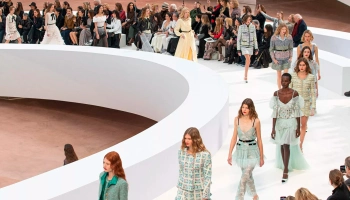 Неподвластные времени: Chanel показал кутюрную коллекцию сезона весна-лето 2025