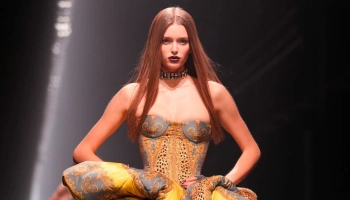 Донателла Версаче показала всё, что умеет в коллекции Versace осень-зима 2025/26
