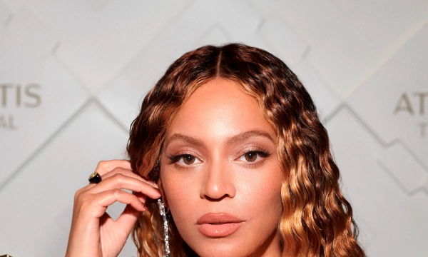 Бейонсе представила первый тизер-трейлер своей линии по уходу за волосами Cécred Бейонсе представила первый тизер-трейлер своей линии по уходу за волосами Cécred