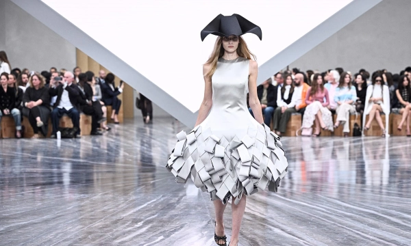 Джонатан Андерсон представил дебютную женскую коллекцию для Christian Dior