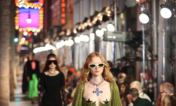 Перья, облегающие комбинезоны и драма: тенденции, которые мы увидим на красных дорожках в 2022 году