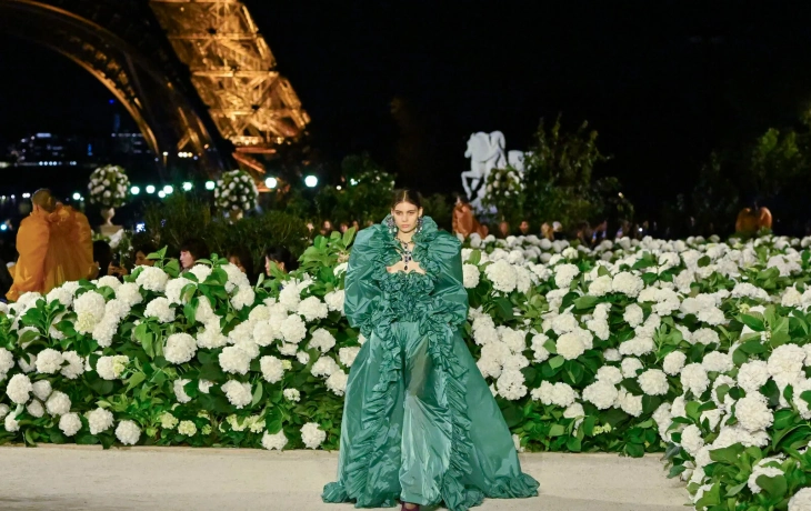 От кожи до нейлоновых платьев: Saint Laurent показал новую силу женственности От кожи до нейлоновых платьев: Saint Laurent показал новую силу женственности