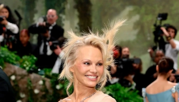 Памела Андерсон вернулась к макияжу ради Met Gala 2024 Памела Андерсон вернулась к макияжу ради Met Gala 2024