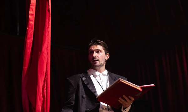 Цирк, вино, варьете: в Москве прошла премьера камерного шоу Le Vertige