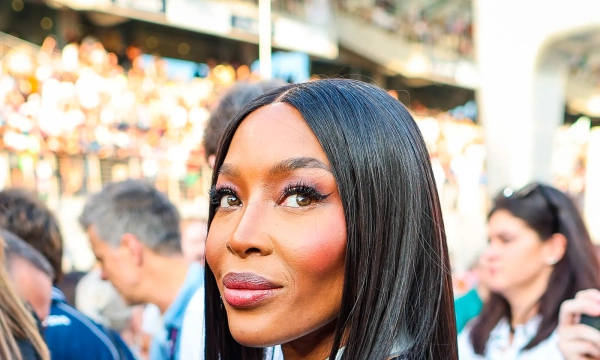 Наоми Кэмпбелл изобрела свой способ нанесения румян