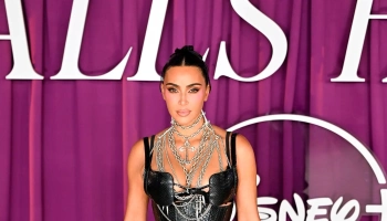 Ким Кардашьян появилась в кожаном платье на премьере своего сериала
«Всё честно»