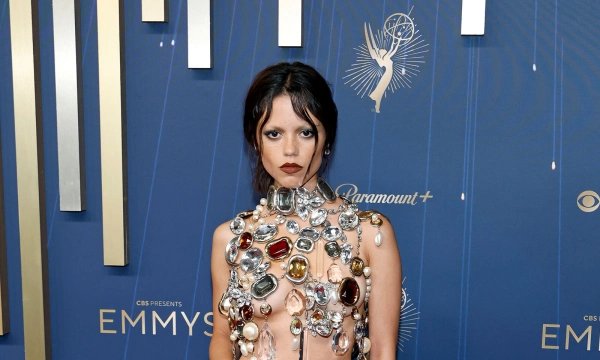 Красная дорожка «Эмми-2025»: лучшие образы звёзд