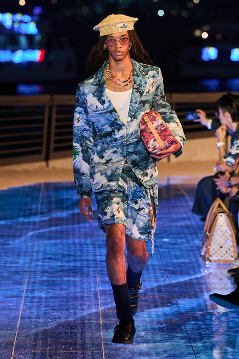 Коллекция Louis Vuitton Pre-Fall 2024 в Гонконге