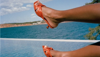 Дутики, рюмочки и цепи: модные босоножки этого лета