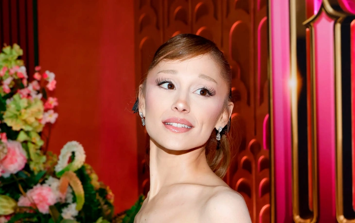 Ариана Гранде появилась в последнем кутюрном платье, созданном Юбером де Живанши