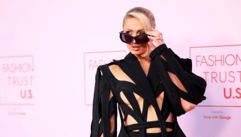 Пэрис Хилтон выбрала очень рискованное платье от Mugler для красной дорожки премии Fashion Trust U.S. Awards