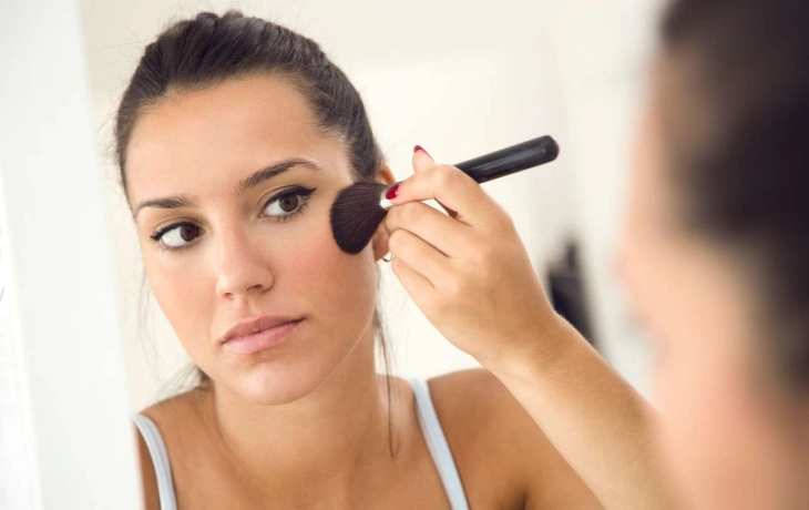 Всех румяней и белее: как правильно наносить румяна, чтобы не насмешить людей Всех румяней и белее: как правильно наносить румяна, чтобы не насмешить людей