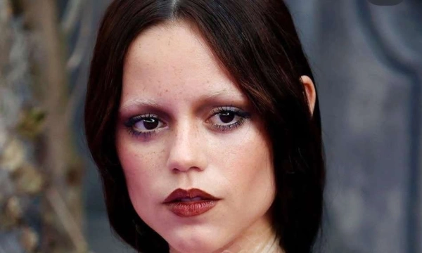 Пять стильных выходов Дженны Ортега, где она королева тьмы и гламура Пять стильных выходов Дженны Ортега, где она королева тьмы и гламура