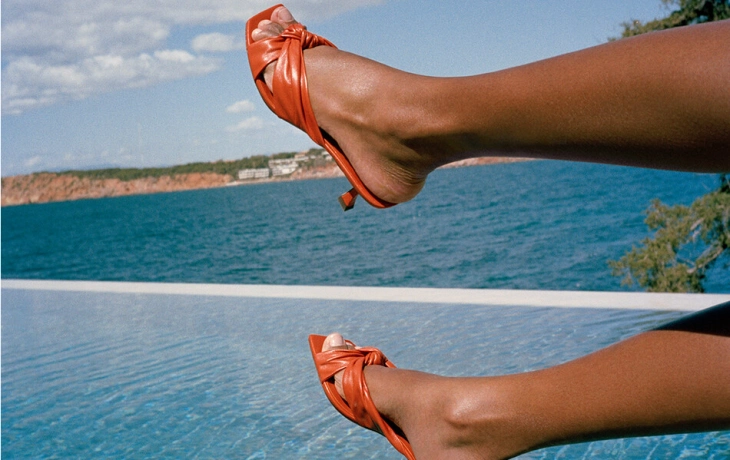 Дутики, рюмочки и цепи: модные босоножки этого лета Дутики, рюмочки и цепи: модные босоножки этого лета