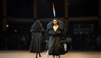 Viktor &amp; Rolf представили самую необычную коллекцию на кутюрной неделе моды в Париже