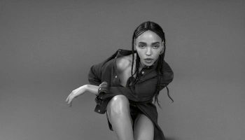 В Британии частично сняли запрет на откровенную рекламу Calvin Klein с участием FKA Twigs