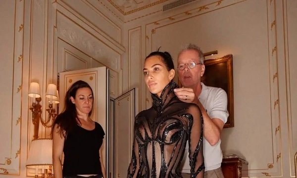 Ким Кардашьян примерила ещё один в откровенный образ от Mugler