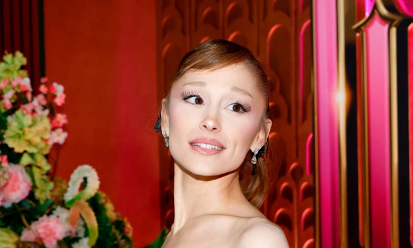 Ариана Гранде появилась в последнем кутюрном платье, созданном Юбером де Живанши