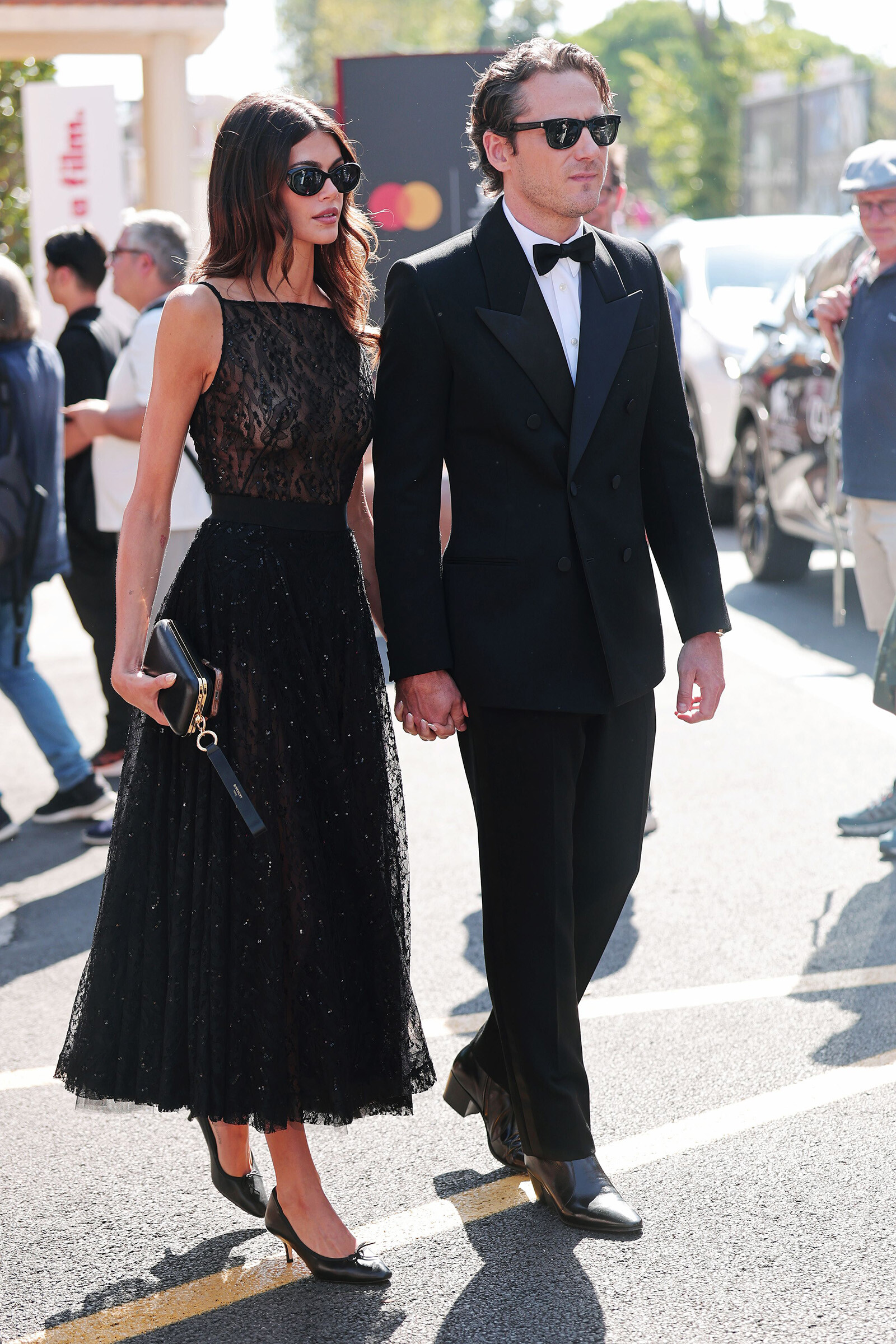 Кайя Гербер в платье Givenchy от Сары Бертон с Льюисом Пуллманом