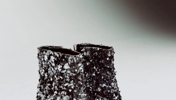 Maison Margiela представили коллекционную серию Tabi под названием Broken Mirror