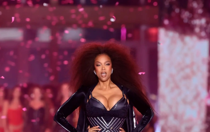 Тайра Бэнкс закрыла показ Victoria's Secret в ослепительном бюстгальтере и корсете Тайра Бэнкс закрыла показ Victoria's Secret в ослепительном бюстгальтере и корсете