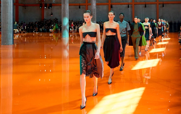 Prada представили коллекцию весна-лето 2026 со смелыми акцентами