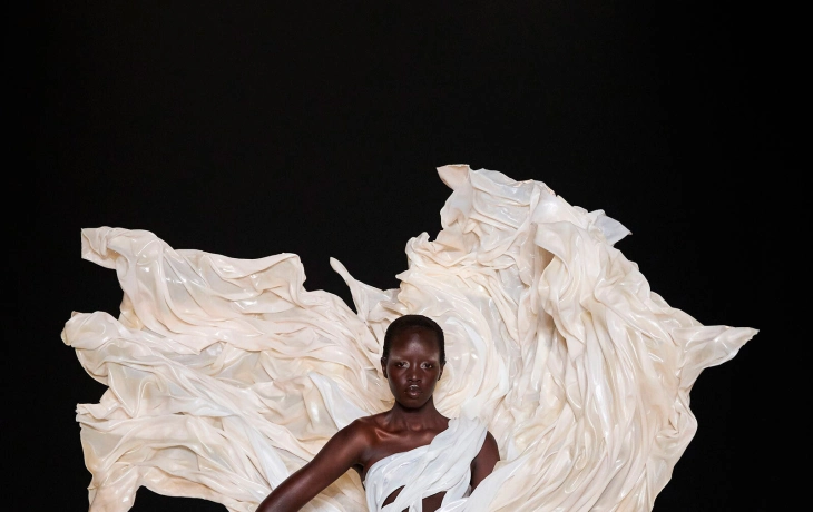 Танец океана: Iris van Herpen представил кутюрную коллекцию-манифест