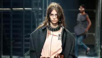 Раф Симонс и Миучча Прада исследуют женскую красоту в коллекции Prada сезона осень-зима 2025/26
