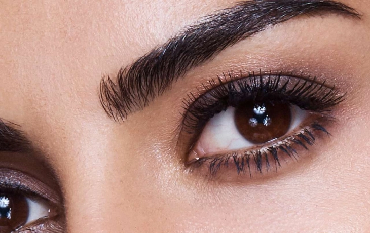 Осенняя загадка: как выполнить нюдовый макияж smoky eye с темным акцентом