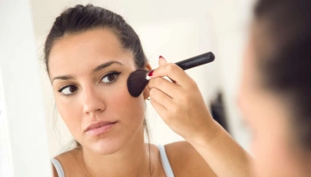 Всех румяней и белее: как правильно наносить румяна, чтобы не насмешить людей Всех румяней и белее: как правильно наносить румяна, чтобы не насмешить людей